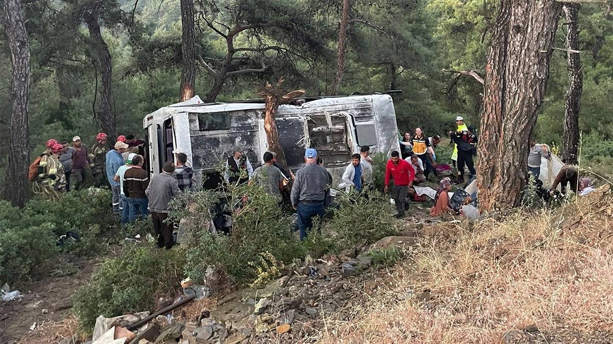 İzmir'de işçi servisi şarampole devrildi: 22 kişi yaralandı