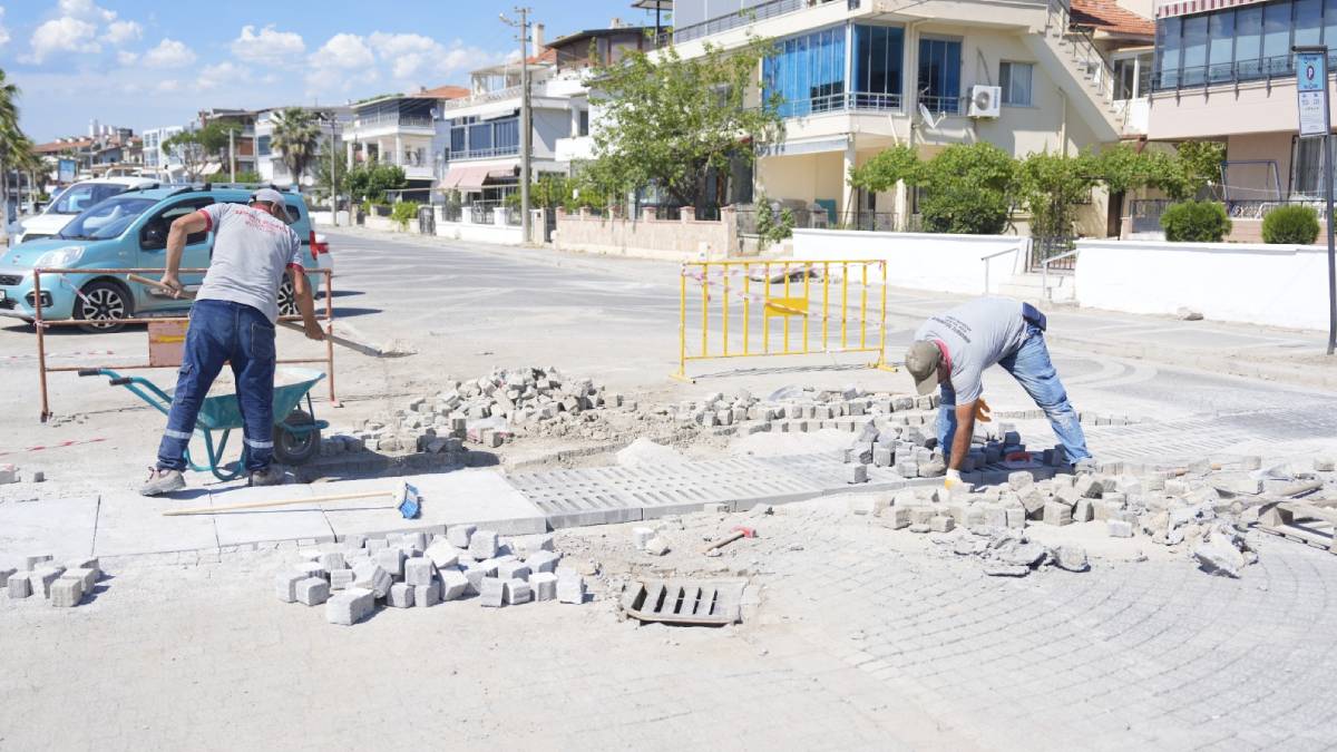 Burhaniye Belediyesi sahada çalışmalarını sürdürüyor