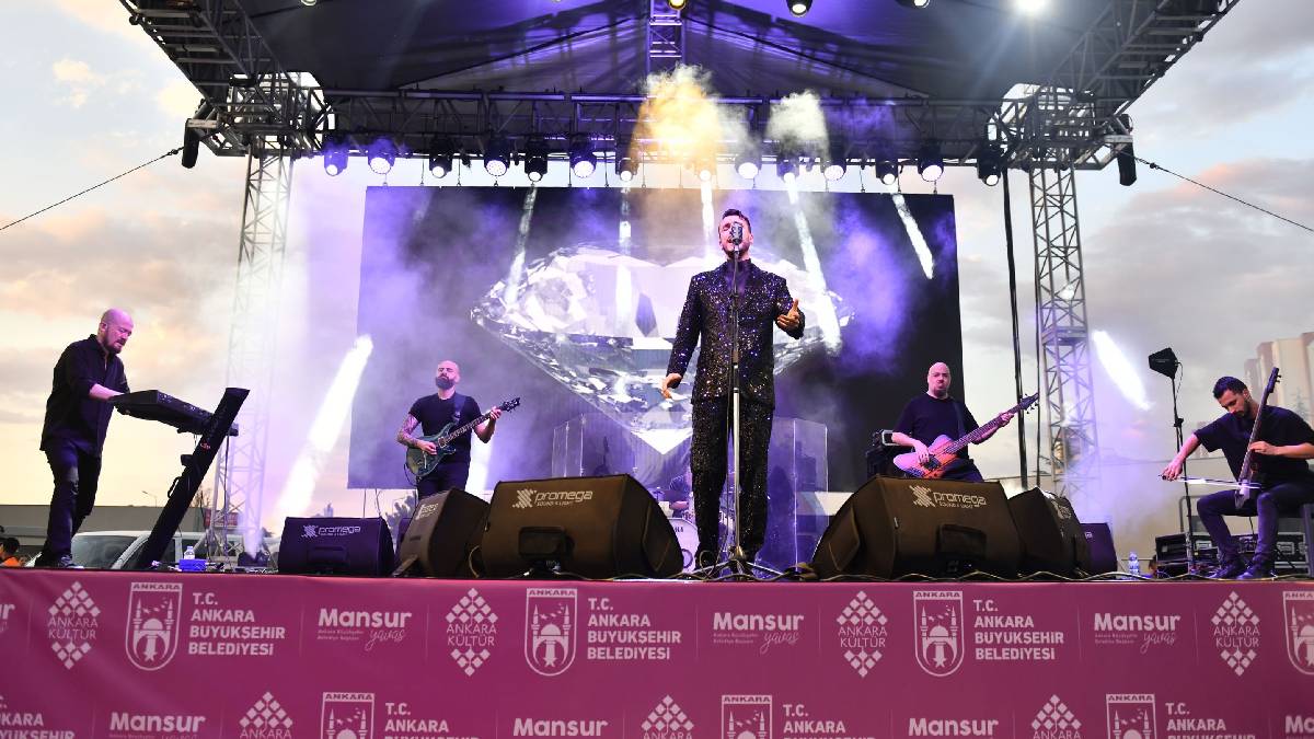 Cem Adrian “Çayyolu Yaz Sahnesi”nde