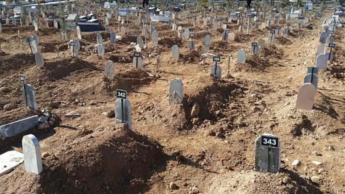 Nüfusta ’sağ’ gözüken abisinin 20 yıl önce öldüğünü öğrendi, aile mezarının bulunmasını bekliyor