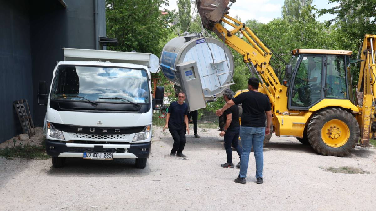 Antalyalı üreticilere ekipman desteği: Büyükşehir, 4 tonluk süt soğutma tankını teslim etti