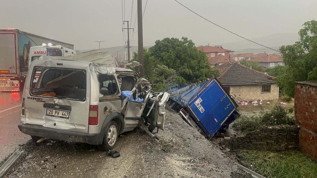 Manisa'da 2 tır ve 1 hafif ticari araç çarpıştı: 2 kişi öldü, 4 kişi yaralandı