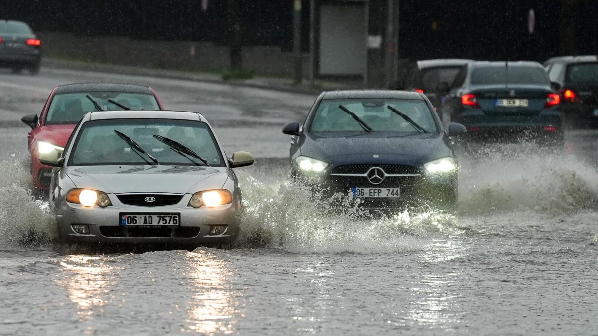 Meteoroloji'den 15 ilde sarı kodlu sel alarmı: Hava 4 derece soğuyacak