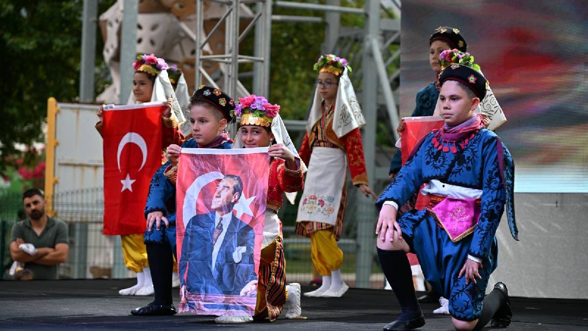 Büyükşehir’in minikleri yıl sonu gösterisinde alkış topladı