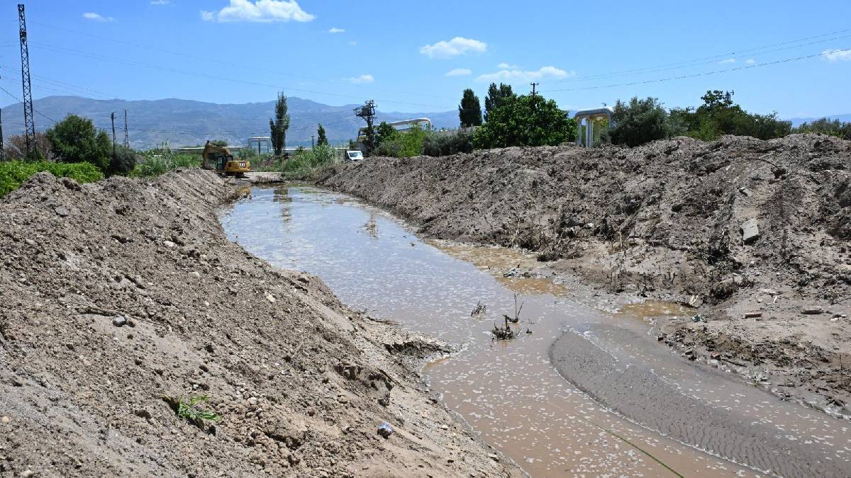 Alaşehir’de zeytinçayı deresi temizlendi, taşkın riskine önlem alındı
