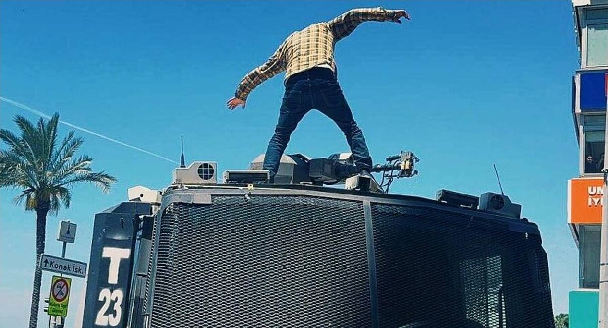 İzmir'de TOMA'ya çıkan eylemci tahliye edildi