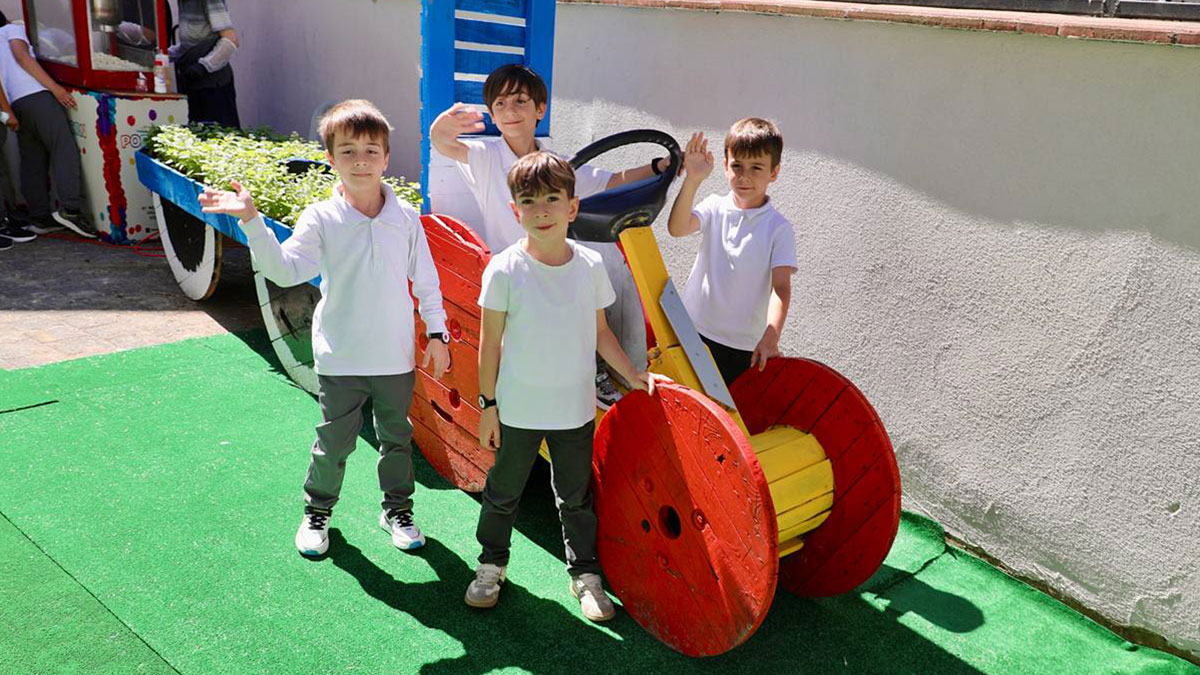 Eski otobüs parçaları, İETT ustalarının elinde çocuk parkına dönüştü