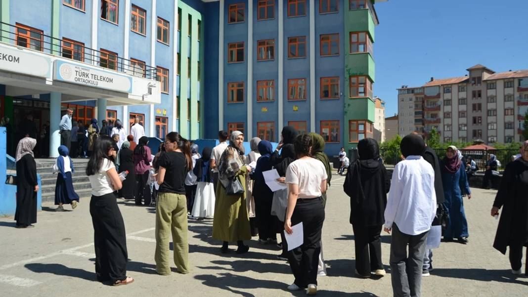 YKS'de ikinci oturum AYT başladı
