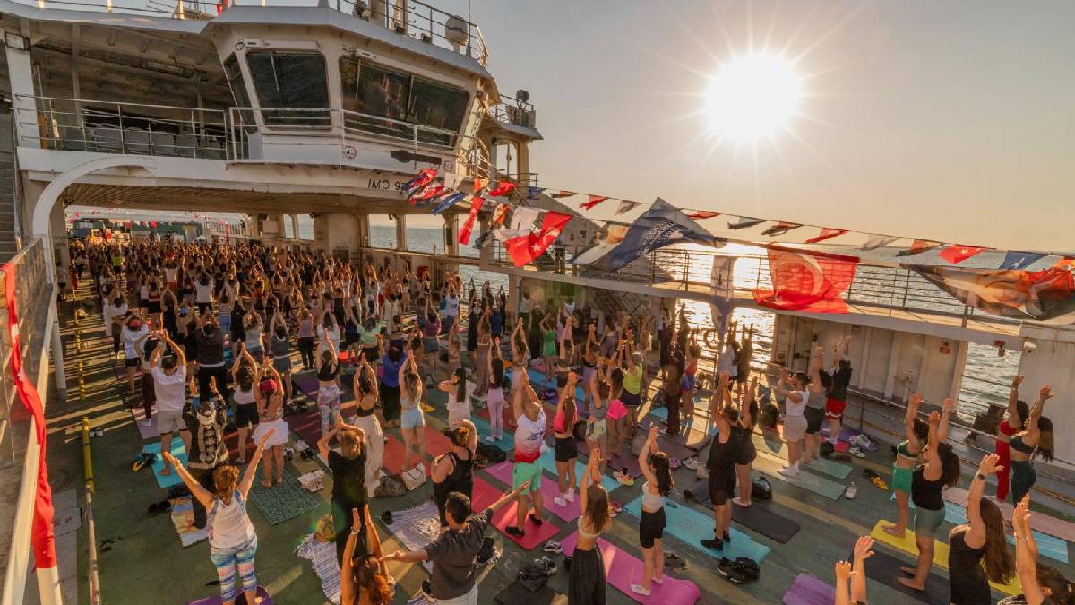 Körfez’in mavisinde 400 kişilik yoga buluşması