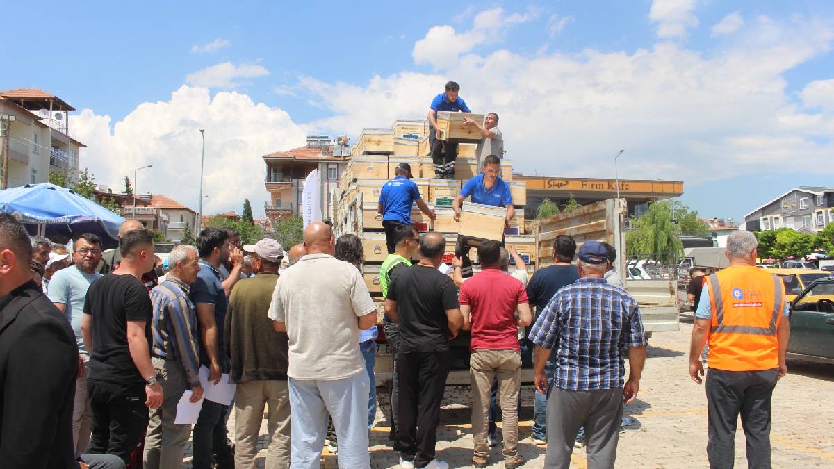 Büyükşehirden üreticilerin yüzünü güldüren arı kovanı desteği: Antalya’nın dört bir yanında dağıtımlar sürüyor