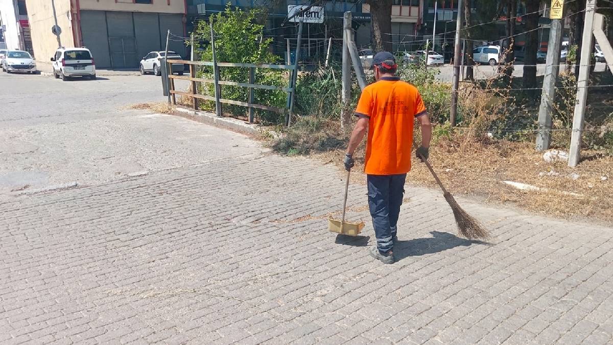 Efeler Belediyesinden Gıda Çarşısı’nda temizlik çalışması