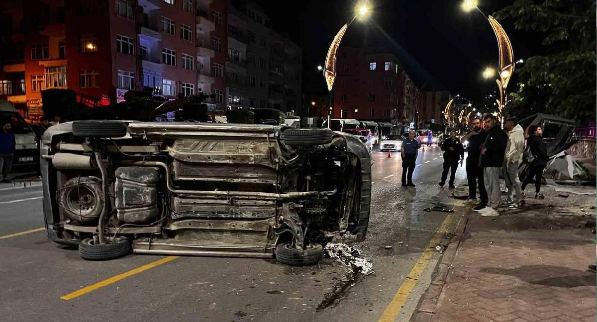 Niğde'de ticari araç devrildi: 2 yaralı