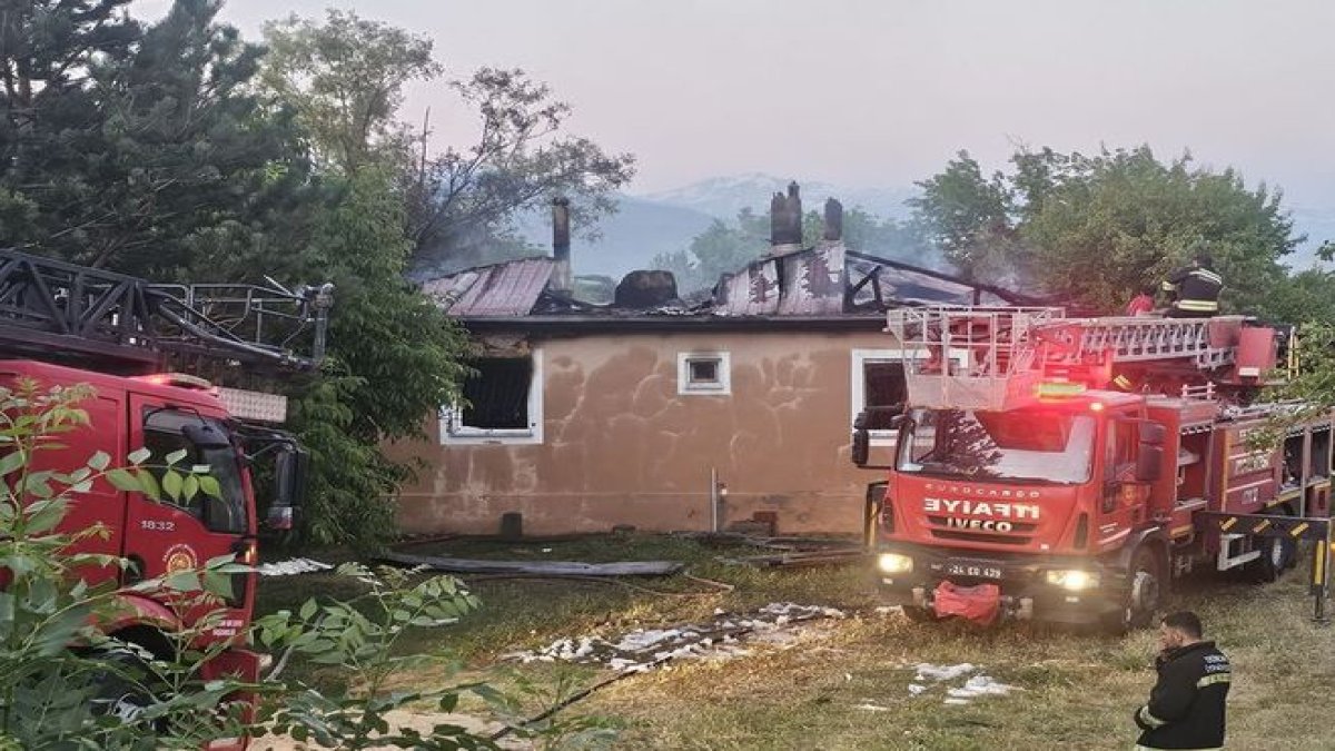 Erzincan'da ev yangını: Emekli öğretmen hayatını kaybetti