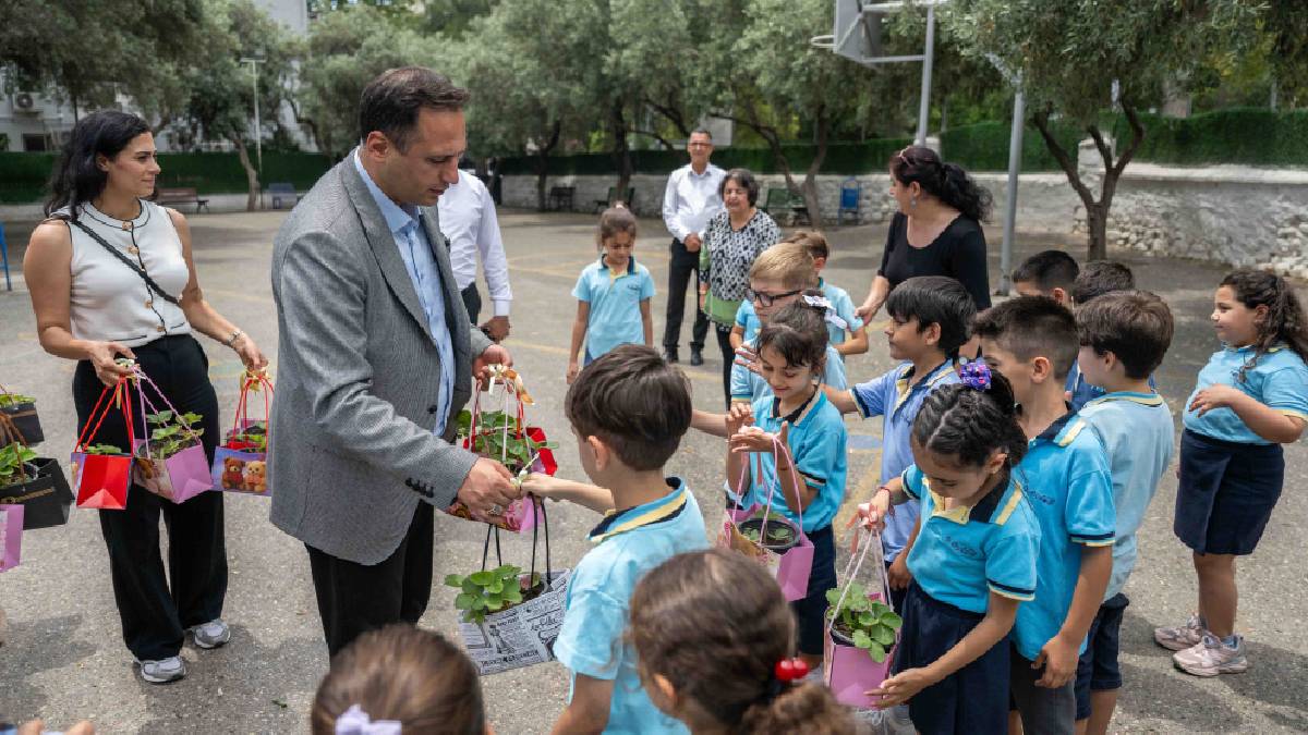 Bornovalı minik eller toprakla buluşuyor
