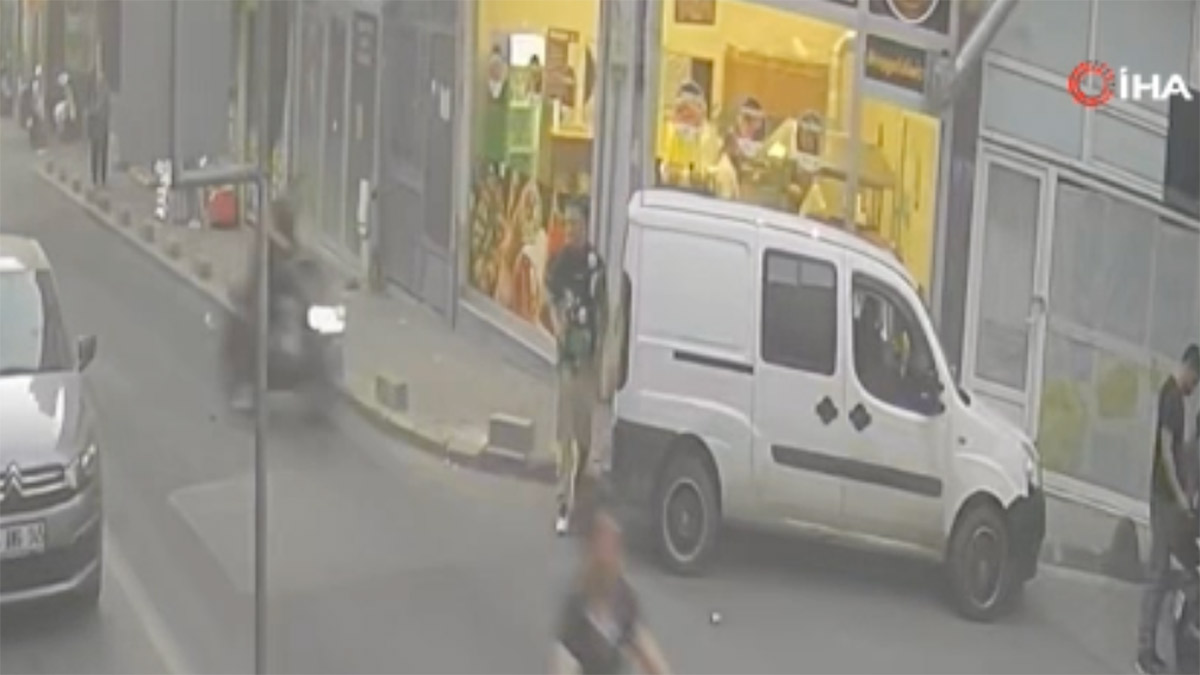 Ön teker kaldıran motosiklet park halindeki araca çarptı: Sürücü yaralandı, yaya son anda kurtuldu