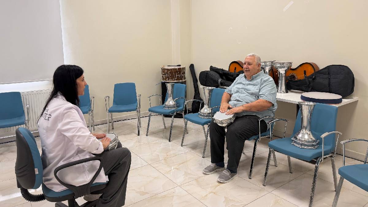 Bir gün yolda kayboldu, onu bulanlar hayatını değiştirdi: Mehmet Amca, Alzheimer Merkezinde yeniden hayata tutundu