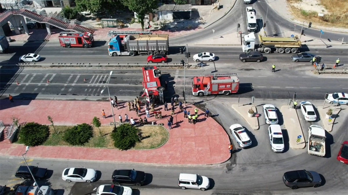 Silivri'de yangına giden itfaiye aracı kazaya karıştı: 4 yaralı