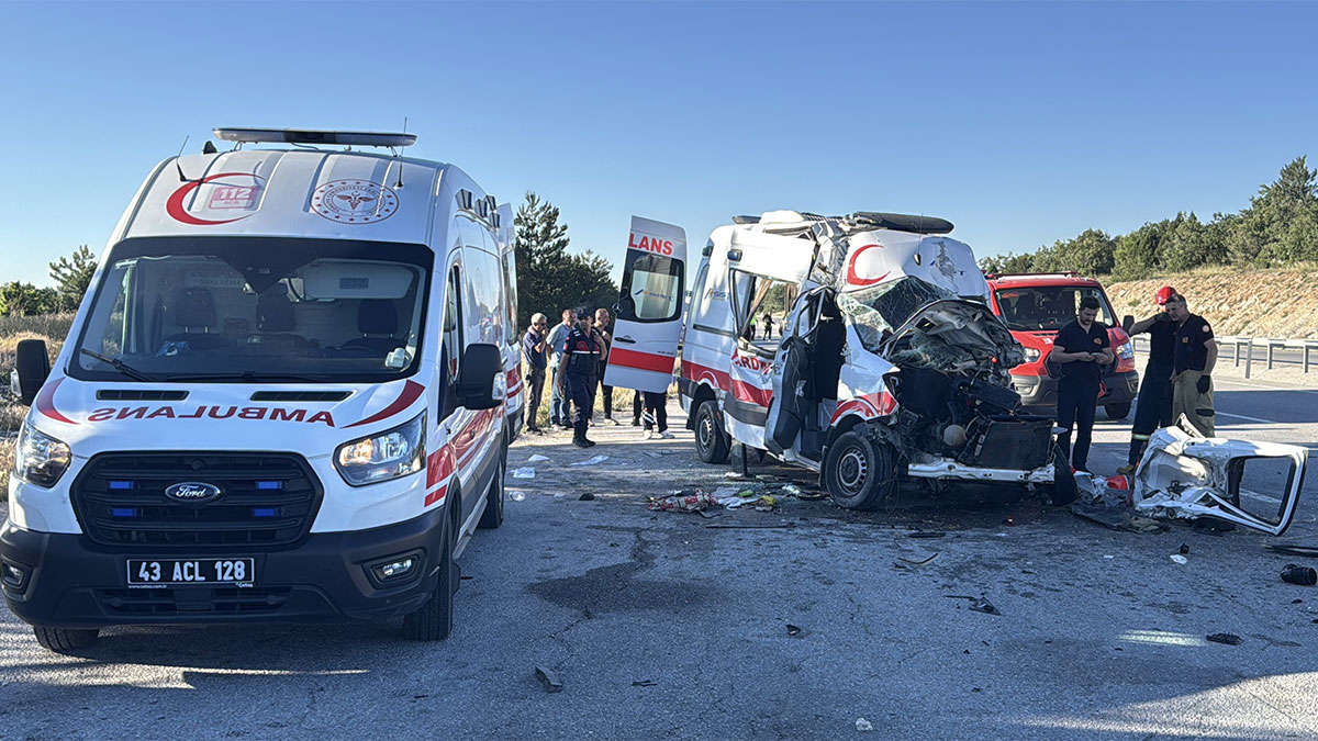 Kütahya'da feci kaza! Ambulans tıra çarptı, hasta hayatını kaybetti