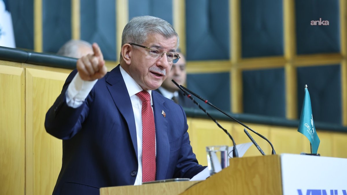 Davutoğlu’ndan iktidara dış politika eleştirisi: Türkiye masada yok, şovun parçası yapılıyor