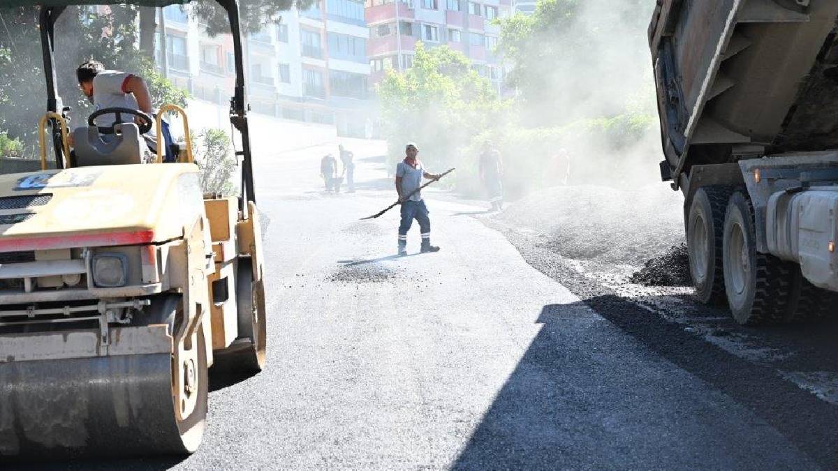 200 derece sıcakta çalışan asfalt işçilerine tatlı ve meşrubat ikramında bulunuldu