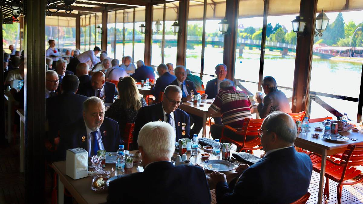 Büyükşehirden şehit aileleri ve gazilere Babalar Günü yemeği