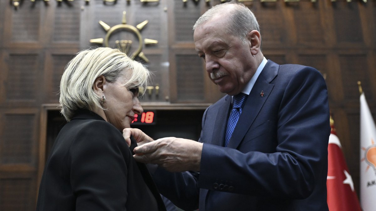 CHP'den istifa eden Nimet Özdemir AK Parti'ye katıldı