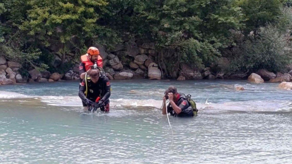 Serinlemek için girdiği çayda kayboldu