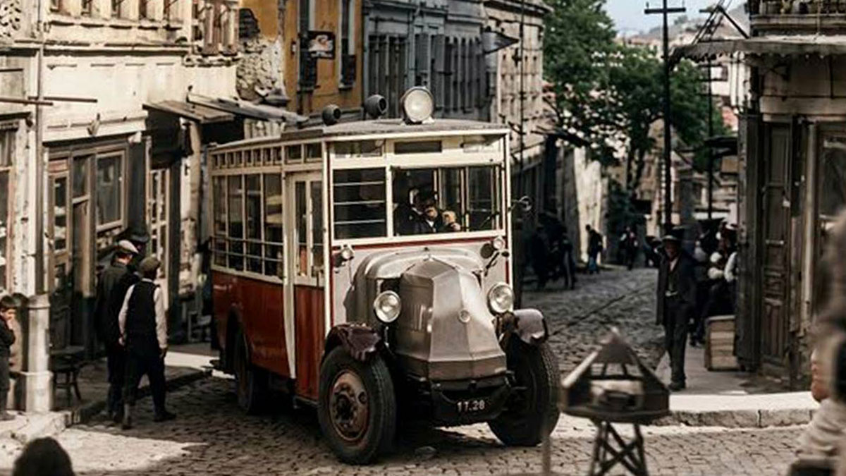 İstanbul'un ilk motorlu otobüsleri sokaklara çıkalı 99 yıl oldu