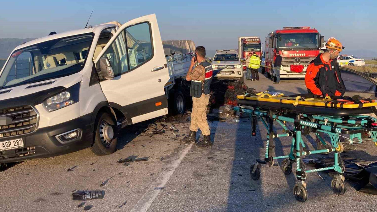 Erzurum'da otomobil ile kamyonet çarpıştı: 3 ölü, 3 yaralı