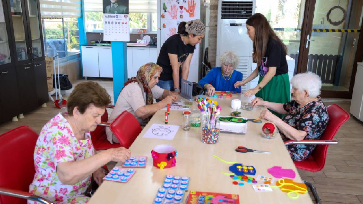 Antalya Büyükşehirden hasta ve hasta yakınlarına destek: Alzheimer hastaları Mavi Ev’de buluşuyor