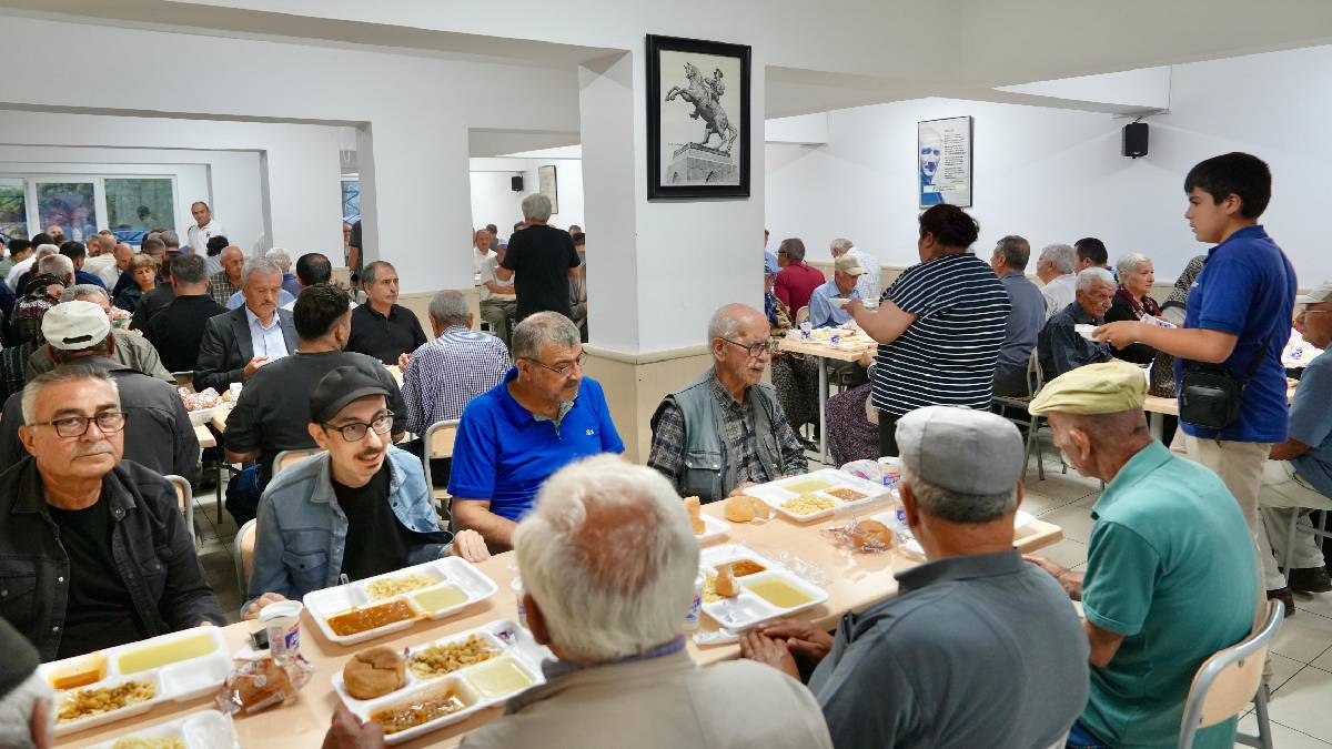Başkan Ünlüce Muharrem iftarında vatandaşlarla aynı sofrayı paylaştı