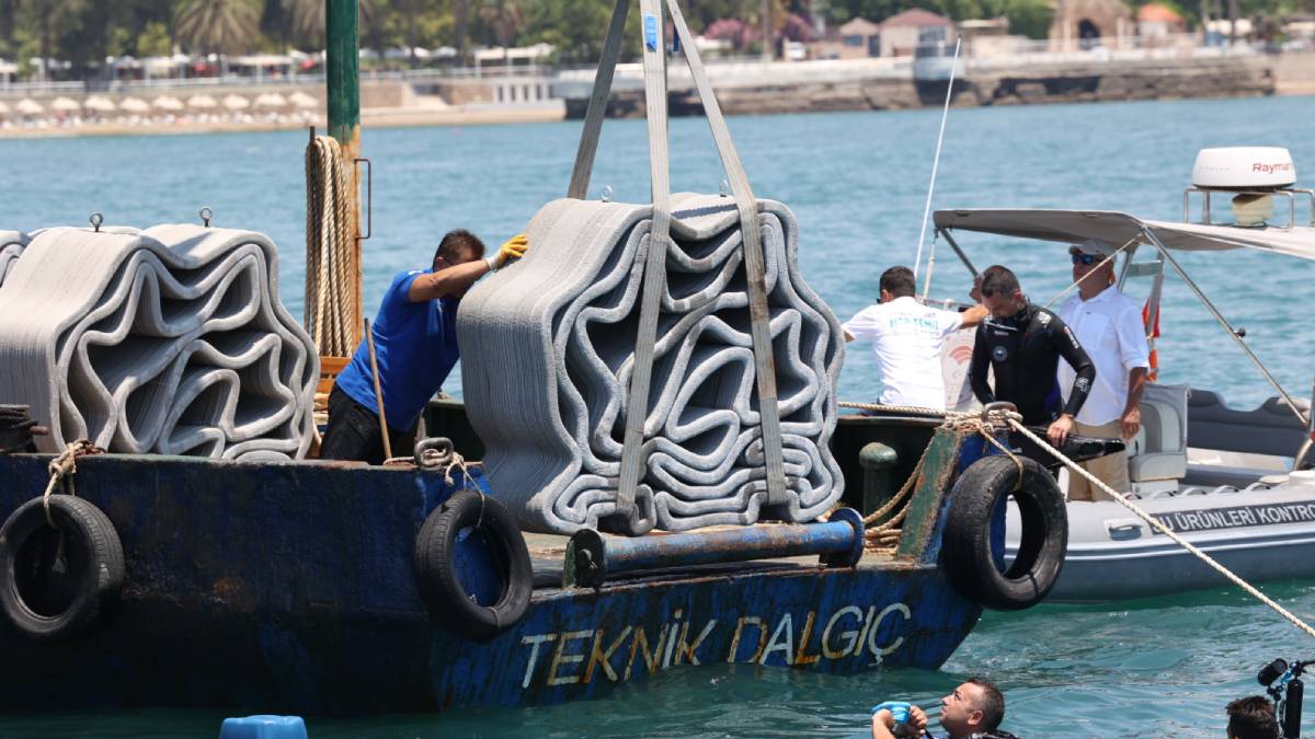 Antalya Büyükşehir Belediyesi 35 yapay resif bloğunu denize indirdi