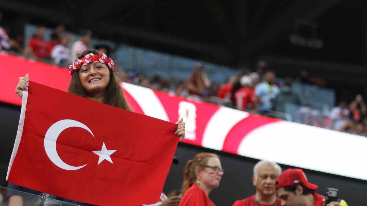 Türkiye - ABD maçını stadyumda 70 bin 492 taraftar takip etti