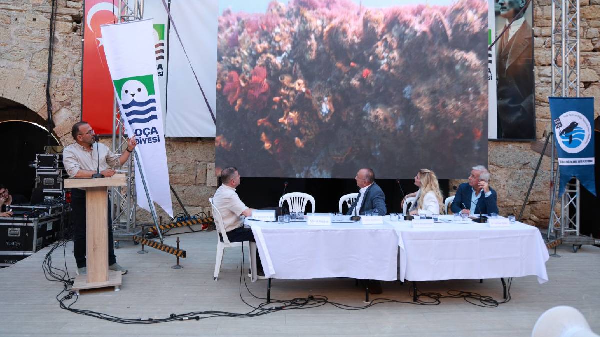 Bilim insanları Foça’da körfezin geleceğini konuştu