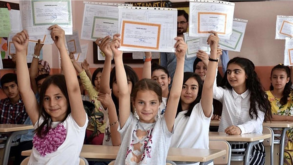 Sağlık Bakanlığı'ndan ailelere yaz tatili uyarısı: Karne, ekran süresi ve uyku düzeni için 5 önemli kural