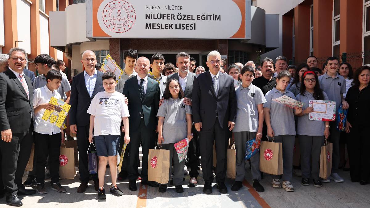 Başkan Vekili Biba, öğrencilerin karne heyecanına ortak oldu