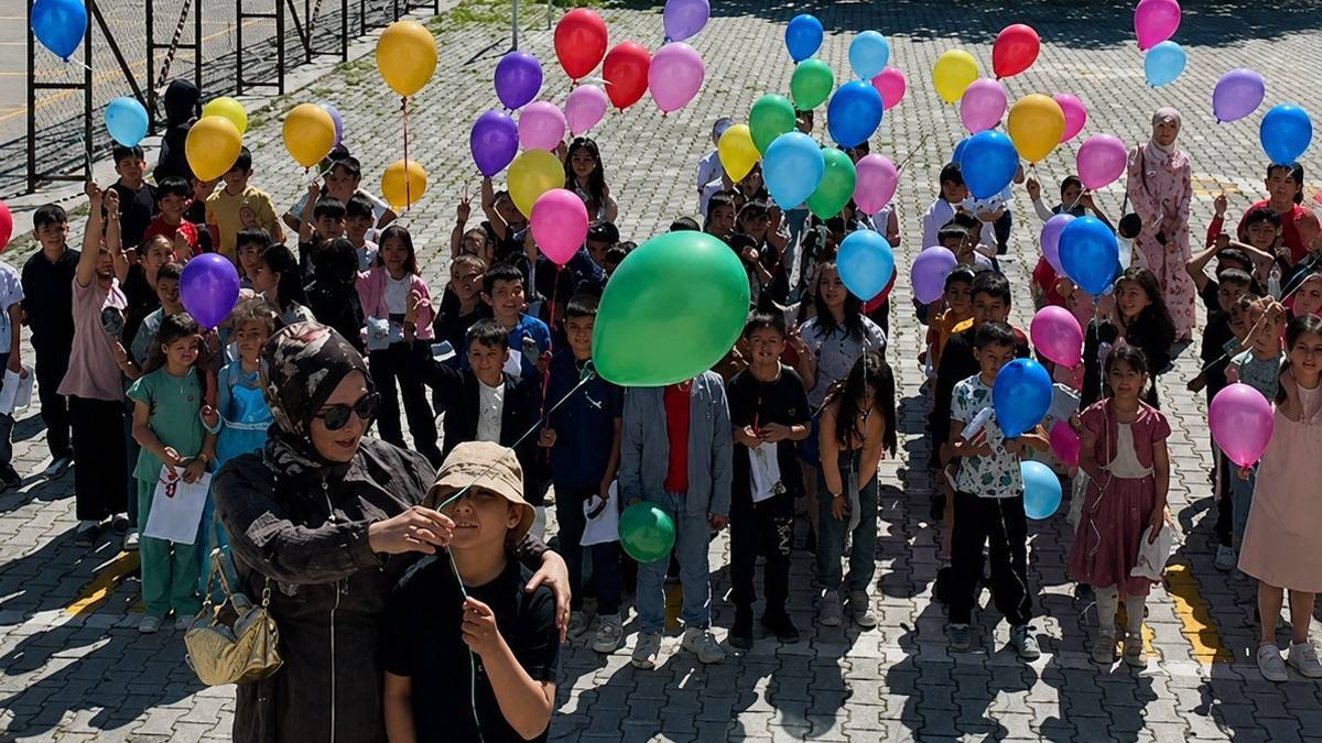 Niğde'de anlamlı karne günü: Tedavisi tamamlanan Furkan Gül için sınıfında pasta kesildi