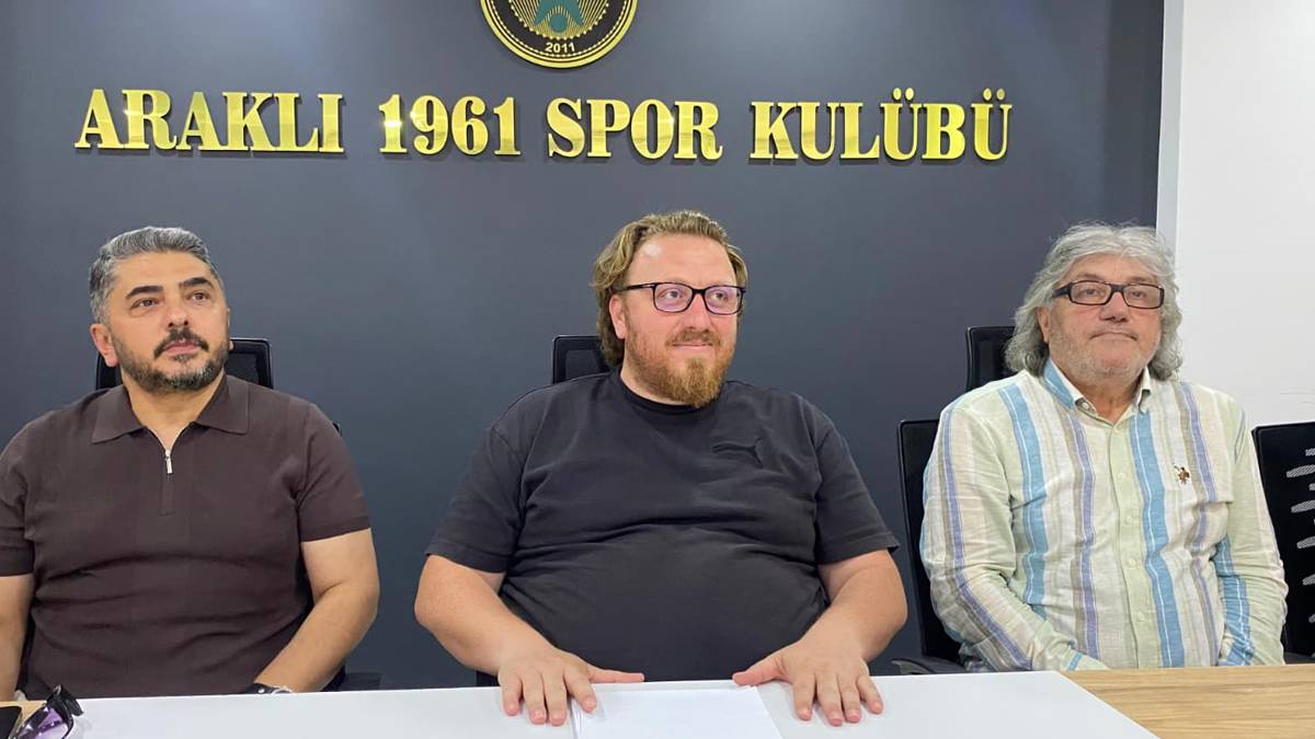 Mustafa Reşit Akçay, Araklıspor'a imzayı attı