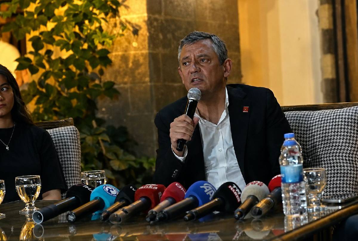 Özel'den Diyarbakır'da 'yeni parti' sinyali: Kayyumla güreşmem, yeni bir yol açarım