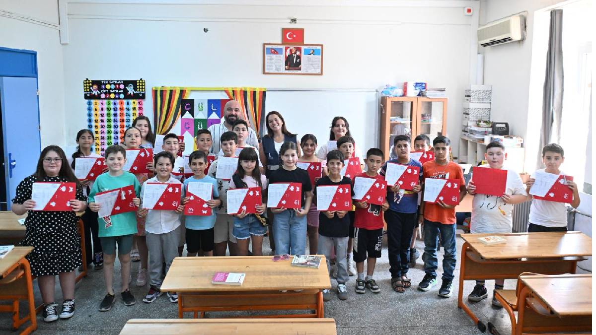 Başkan Tugay’dan Kiraz ve Aliağalı çocuklara karne hediyesi