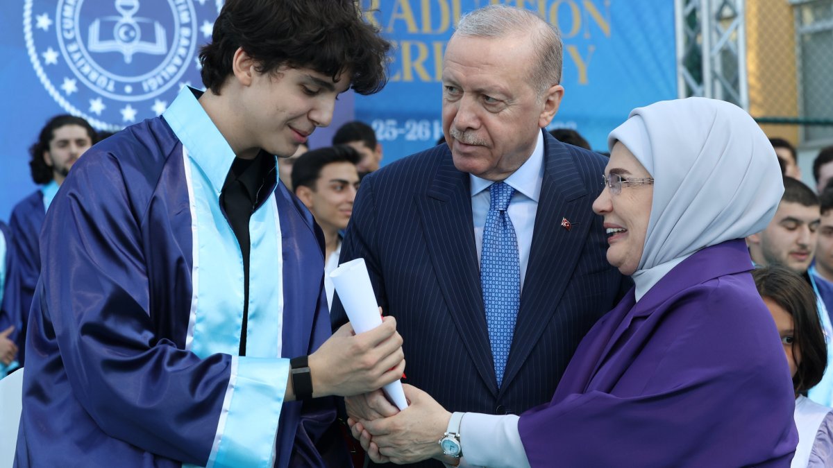 Cumhurbaşkanı Erdoğan torununun mezuniyet törenine katıldı