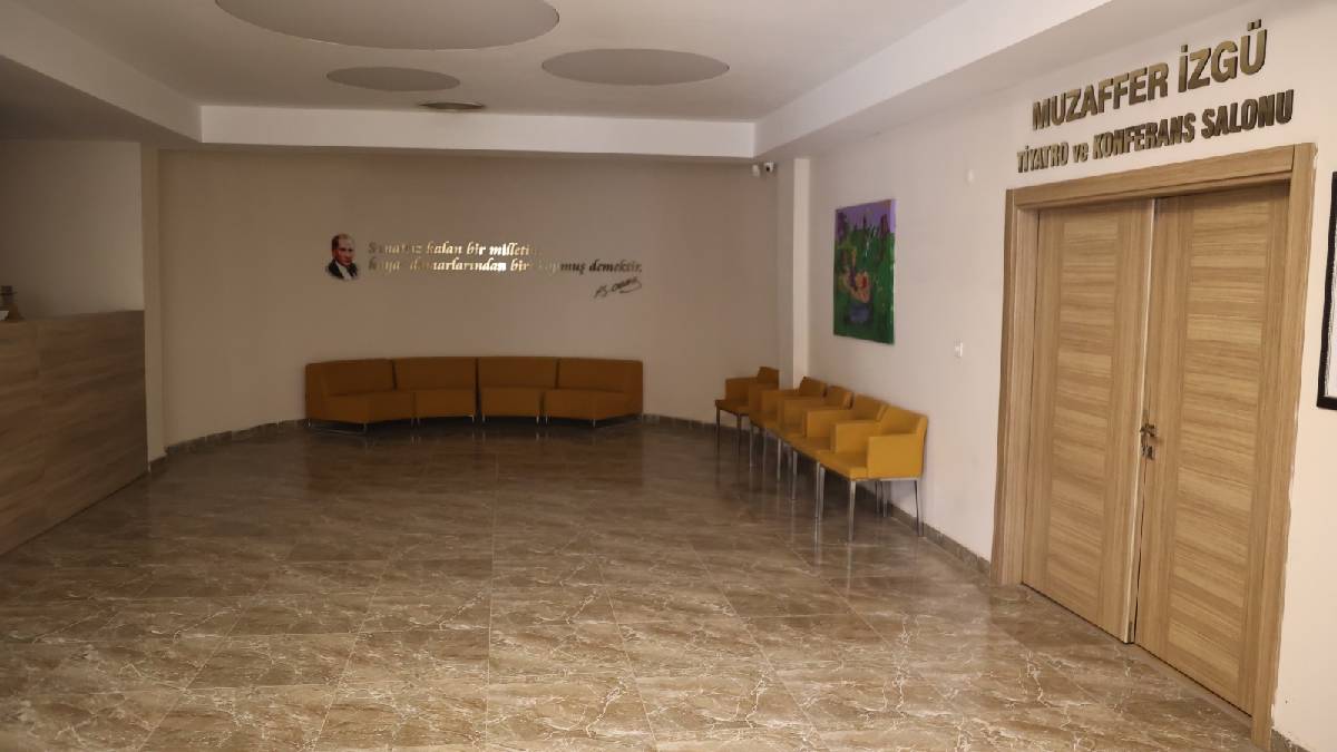Efeler’de kültür ve sanatın yeni adresi Muzaffer İzgü oldu