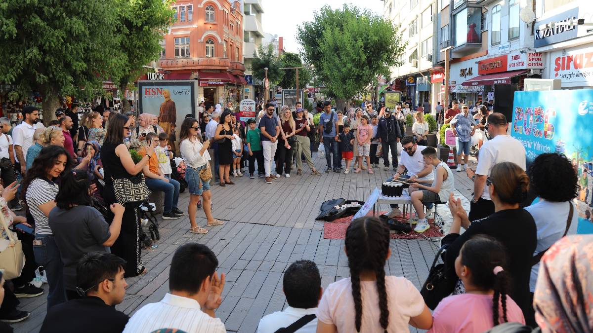 26’sında müzik, alışveriş ve dayanışma bir arada