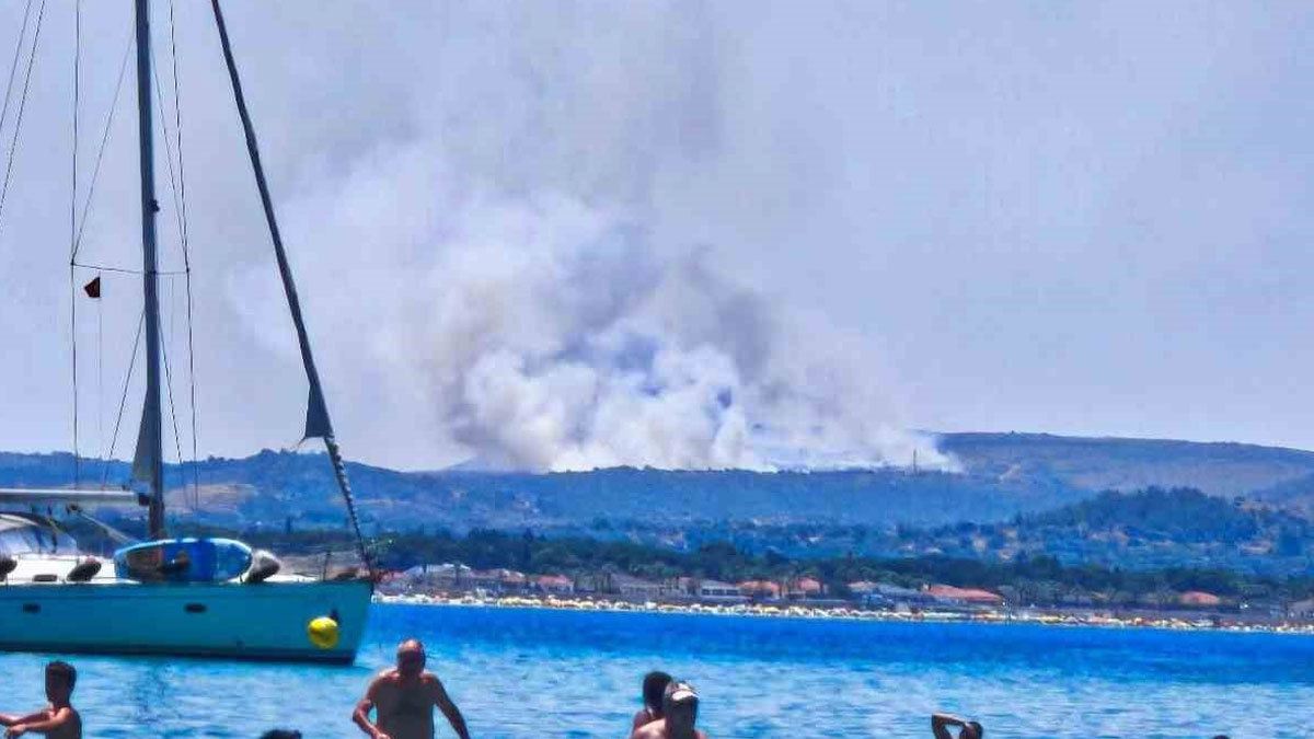 İzmir'de çöplükte çıkan yangın makilik alana sıçradı