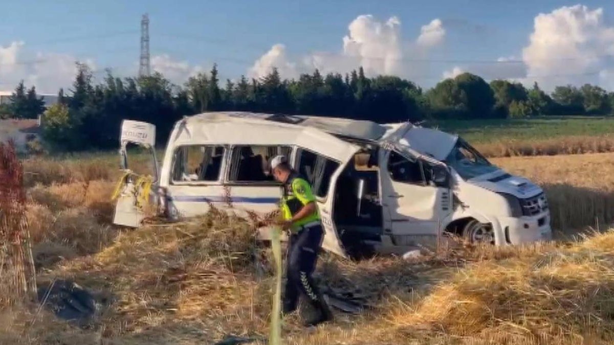 Silivri'de servis minibüsü devrildi: 2 ölü, 10 yaralı