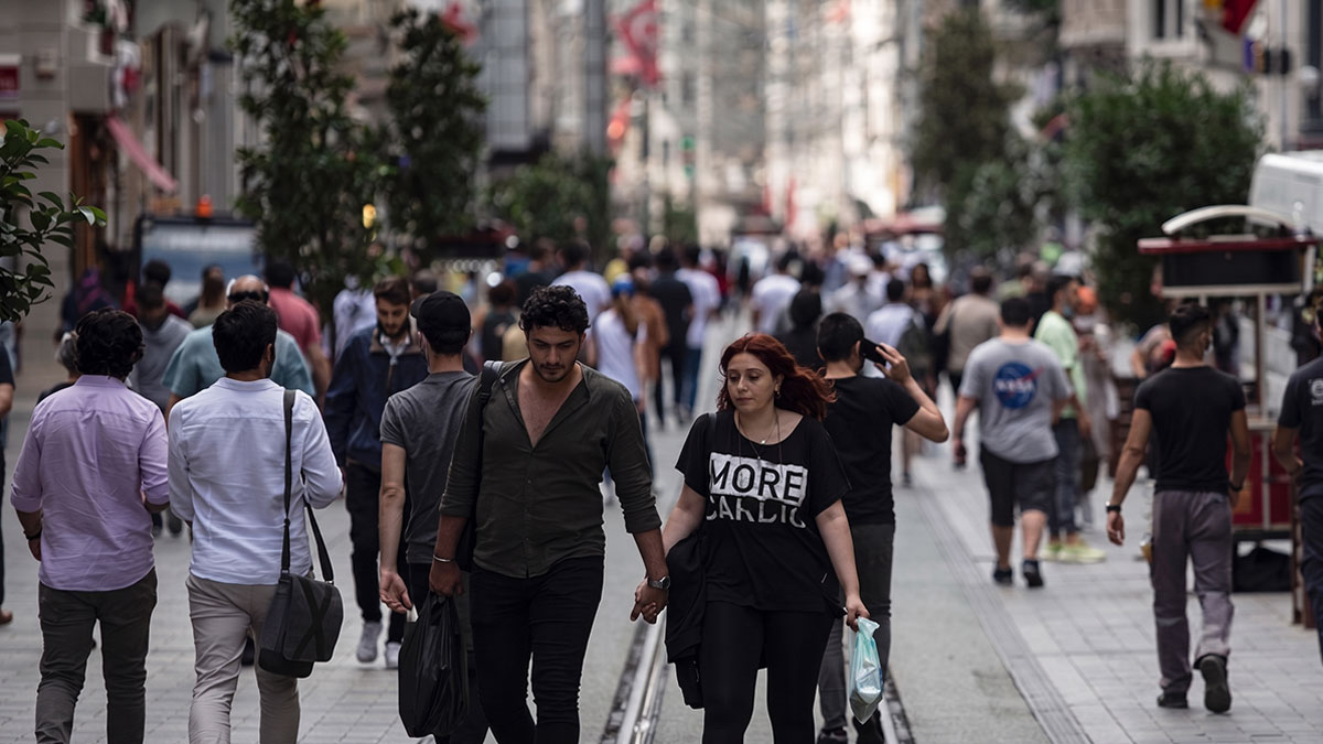 Türkiye'de milyonlarca genç, kıyafet bile alamayacak durumda