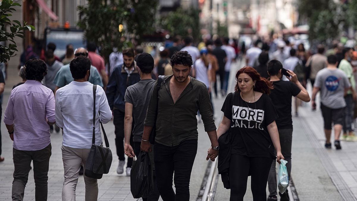 Türkiye'de milyonlarca genç, kıyafet bile alamayacak durumda
