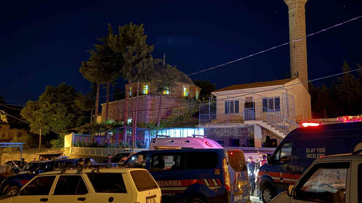 Yatsı namazı öncesi cami avlusunda korkunç olay: İki kişi bıçaklanarak öldürüldü