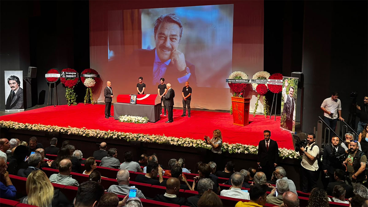 Harbiye'deki Kadir İnanır anmasında gerginlik: Salonda Kenan Evren tepkisi