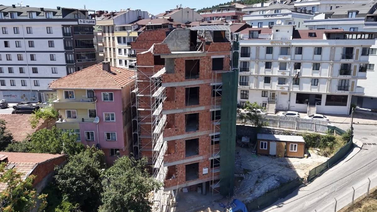 Sosyal medyada gündem olan eğri bina için belediyeden açıklama: 'Sorun yok'